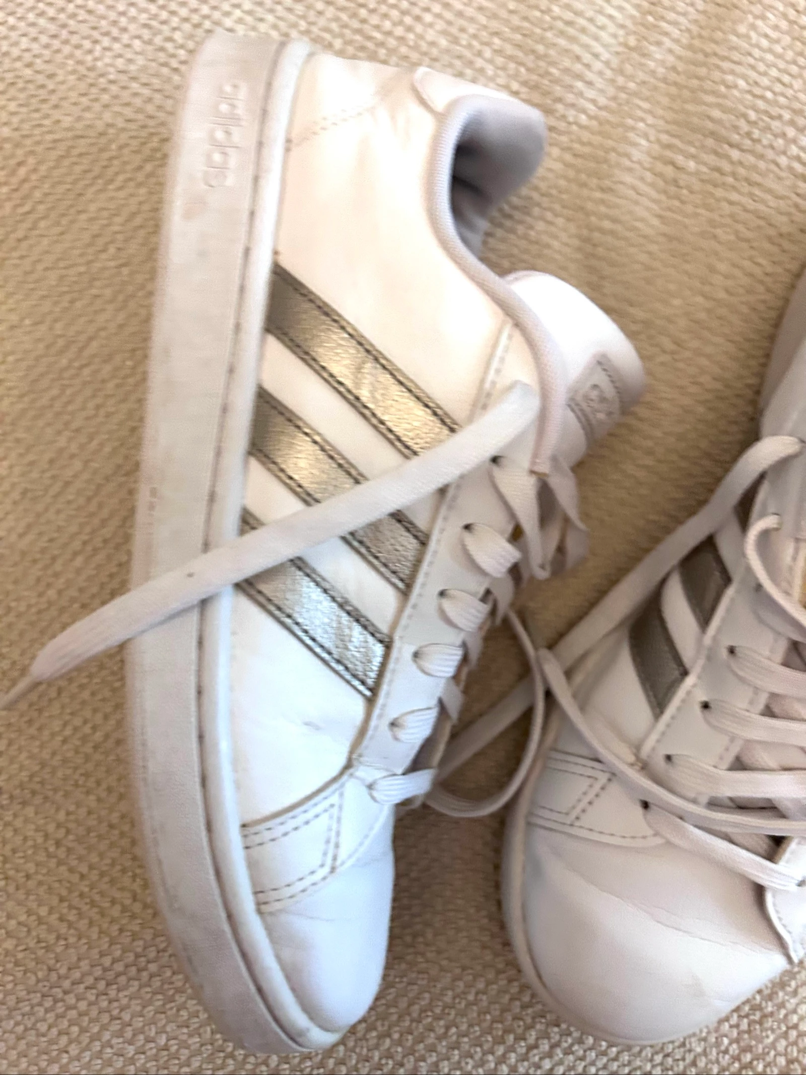 Tênis Adidas Grand Court na cor branca com as três faixas prateadas metalizadas – photo 7